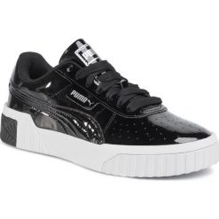 Sneakersy PUMA - Cali Patent Jr Puma Black/Puma Black. Czarne półbuty damskie Puma, bez wzorów, ze skóry ekologicznej, bez obcasa, na płaskiej podeszwie, bez zapięcia. Za 299,99 zł.