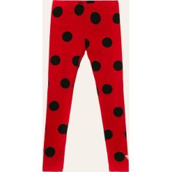 Guess Jeans - Legginsy 113-157 cm. Czerwone spodnie dziewczęce Guess Jeans, z aplikacjami, z elastanu. W wyprzedaży za 79,90 zł.
