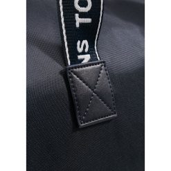 Tommy Jeans LOGO DUFFEL Torba sportowa blue. Niebieskie torby podróżne Tommy Jeans, bez wzorów, z jeansu, sportowe. Za 509,00 zł.