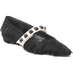 Półbuty STUART WEITZMAN - Feathery XL17447 Black/Silk/Satin. Czarne półbuty damskie marki Stuart Weitzman, bez wzorów, ze skóry, bez obcasa, na płaskiej podeszwie, bez zapięcia. W wyprzedaży za 2119,00 zł.