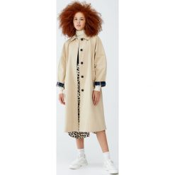 Długi trencz z kontrastowymi mankietami w kratkę. Płaszcze damskie Pull&Bear, w kratkę, długie. Za 249,00 zł.