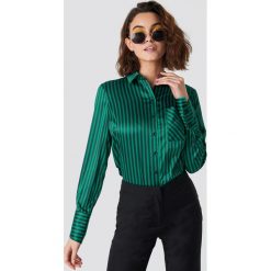 Emilie Briting x NA-KD Satynowa koszula z paski - Green. Zielone koszule damskie marki Emilie Briting x NA-KD, w paski, z satyny, z asymetrycznym kołnierzem, z długim rękawem. Za 161,95 zł.