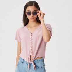 Bluzka z wiązaniem - Różowy. Bluzki damskie Sinsay. W wyprzedaży za 14,99 zł.