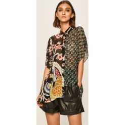Desigual - Koszula. Bluzki damskie Desigual, na co dzień, s, bez wzorów, z jedwabiu, klasyczne, z klasycznym kołnierzykiem, z krótkim rękawem. W wyprzedaży za 299,90 zł.