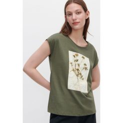 T-shirt z roślinnym nadrukiem -. T-shirty damskie Reserved, s, z nadrukiem, bez kołnierzyka. Za 49,99 zł.
