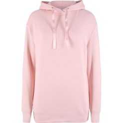 Bluza z połyskującymi paskami bonprix pastelowy jasnoróżowy. Różowe bluzy damskie bonprix, w paski, bez rękawów, bez kaptura. Za 54,99 zł.