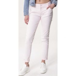 Jasnoróżowe Spodnie Homely. Szare spodnie damskie marki Born2be, z tkaniny. Za 39,99 zł.