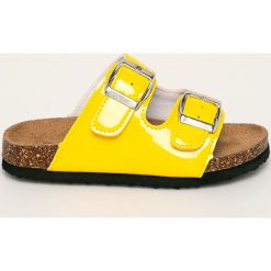 Name it - Klapki dziecięce. Żółte sandały dziewczęce Name it, z gumy, na klamry. W wyprzedaży za 59,90 zł.