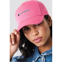 Champion Czapka z daszkiem - Pink. Różowe czapki z daszkiem damskie marki Champion, z nadrukiem. Za 54,95 zł.