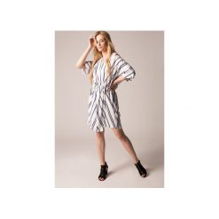 Sukienka kimono biała. Białe sukienki z falbanami marki Holystic, na imprezę, l, z tkaniny. Za 374,00 zł.