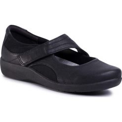 Półbuty CLARKS - Sillian Bella 261214574 Black. Czarne półbuty damskie Clarks, bez wzorów, ze skóry ekologicznej, bez obcasa, na płaskiej podeszwie, bez zapięcia. Za 299,00 zł.
