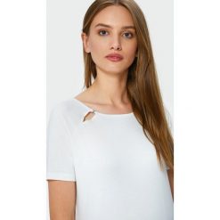 EElegancki top z ozdobnym dekoltem. Bluzki damskie Greenpoint, bez wzorów, z elastanu, bez kołnierzyka. Za 24,99 zł.