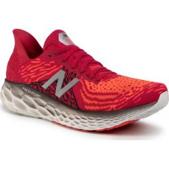 Buty NEW BALANCE - M1080R10 Czerwony. Czerwone buty sportowe męskie New Balance, z tworzywa sztucznego, bez zapięcia, do biegania. W wyprzedaży za 419,00 zł.