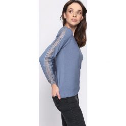 Niebieski Sweter Impulsion. Niebieskie swetry klasyczne damskie Born2be, l, z dekoltem w łódkę. Za 64,99 zł.