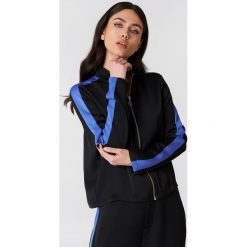 NA-KD Sportowy top z lampasami - Black. Czarne topy sportowe damskie marki NA-KD, z poliesteru. W wyprzedaży za 97,17 zł.