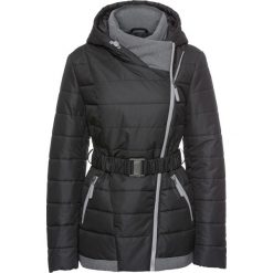 Zimowy krótki płaszcz bonprix czarny. Czarne kurtki damskie zimowe marki bonprix, w paski, krótkie, z kapturem. Za 124,99 zł.