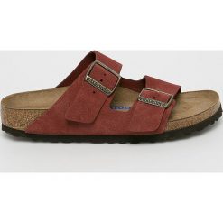 Birkenstock - Klapki. Pomarańczowe klapki damskie Birkenstock, bez wzorów, ze skóry, bez obcasa. W wyprzedaży za 279,90 zł.