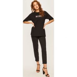 Answear - T-shirt. Czarne bluzki damskie ANSWEAR, s, z nadrukiem, z bawełny, z okrągłym kołnierzem. W wyprzedaży za 49,90 zł.