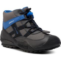 Śniegowce GEOX - J Atreus B.B Wpf A J847GA 050ME C0071 S Dk Grey/Royal. Szare śniegowce chłopięce Geox, bez zapięcia. W wyprzedaży za 199,00 zł.