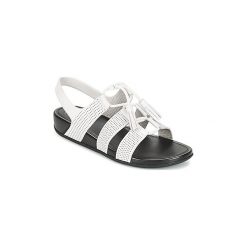 Sandały FitFlop GLADDIE LACEUP SANDAL. Białe sandały damskie FitFlop, bez wzorów, bez obcasa, bez zapięcia. W wyprzedaży za 375,20 zł.
