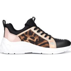 Guess Speerit Tenisówki Czarny Różowy Wielokolorowy. Różowe trampki i tenisówki damskie Guess, z aplikacjami, z materiału, bez zapięcia. Za 548,95 zł.