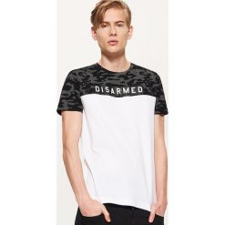 T-shirty męskie: T-shirt z łączonych materiałów – Wielobarwn