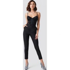 NA-KD Classic Dopasowane spodnie garniturowe - Black. Czarne spodnie damskie NA-KD Classic, z haftami, z podwyższonym stanem. Za 202,95 zł.