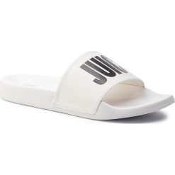 Klapki JUICY BY JUICY COUTURE - Myron JJ173 Bleached Bone. Białe klapki damskie Juicy by Juicy Couture, bez wzorów, z tworzywa sztucznego, bez obcasa. W wyprzedaży za 139,00 zł.