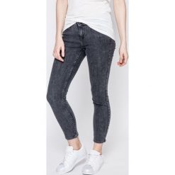 Lee - Jeansy Scarlett Zip Pocket. Szare rurki damskie marki Lee, l, z elastanu. W wyprzedaży za 249,90 zł.