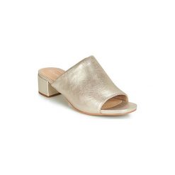 Klapki Clarks ORABELLA DAISY. Szare klapki damskie Clarks, bez wzorów, bez obcasa. W wyprzedaży za 239,40 zł.