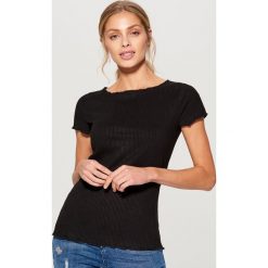 Koszulka z prążkowanego materiału - Czarny. Czarne t-shirty damskie Mohito, l, prążkowane. Za 39,99 zł.
