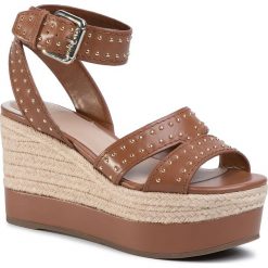 Espadryle GUESS - Latanye FL6LAE LEA04 TAN. Pomarańczowe espadryle damskie Guess, z aplikacjami, ze skóry ekologicznej, bez obcasa, na obcasie. W wyprzedaży za 319,00 zł.
