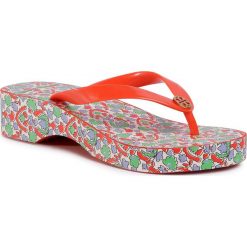 Japonki TORY BURCH - Cut-Out Wedge Flip Flop 63895 Poppy Red//Legacy Paisley 600. Czerwone klapki damskie Tory Burch, bez wzorów, z tworzywa sztucznego, bez obcasa, na obcasie. W wyprzedaży za 249,00 zł.