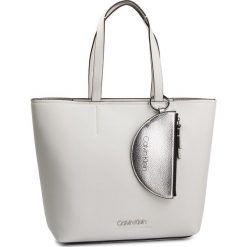Torebka CALVIN KLEIN - Ck Must Medium Shopper Q K60K605228 107. Białe torby damskie na zakupy Calvin Klein, bez wzorów, ze skóry ekologicznej, klasyczne, bez dodatków. W wyprzedaży za 419,00 zł.