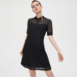 Koronkowa sukienka mini z kołnierzykiem - Czarny. Czarne sukienki damskie Cropp, s, bez wzorów, z koronki, bez kołnierzyka, bez rękawów, mini. W wyprzedaży za 39,99 zł.