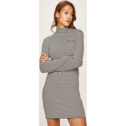 Tommy Jeans - Sukienka. Czerwone sukienki damskie Tommy Jeans, na co dzień, s, bez wzorów, z elastanu, casualowe, ze stójką, z długim rękawem, długie, midi, proste. W wyprzedaży za 279,90 zł.
