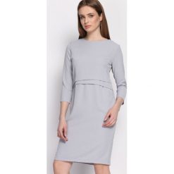 Jasnoszara Sukienka Propitious. Szare sukienki Born2be, l, z tkaniny, eleganckie, z okrągłym kołnierzem, z długim rękawem, midi, dopasowane. Za 79,99 zł.