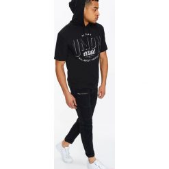 Bluza męska nierozpinana z krótkim rękawem i nadrukiem. Czarne bluzy męskie Top Secret, na lato, xl, z nadrukiem, eleganckie, z kapturem, z krótkim rękawem, krótkie. W wyprzedaży za 34,99 zł.