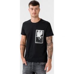 Calvin Klein Koszulka Czarny. Czarne podkoszulki męskie Calvin Klein, l, z nadrukiem, z bawełny, bez kołnierzyka, z krótkim rękawem, krótkie. Za 204,95 zł.