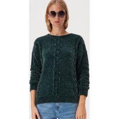 Szenilowy sweter z ozdobnym splotem - Zielony. Zielone swetry damskie Sinsay, s, bez wzorów, ze splotem, bez rękawów, bez kaptura. Za 59,99 zł.