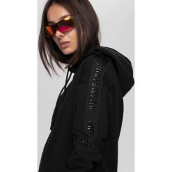 Bluza damska BLD242 - głęboka czerń. Czarne bluzy damskie marki 4f, z nadrukiem, z dzianiny, bez rękawów, z kapturem. Za 149,99 zł.