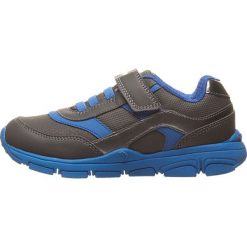 Sneakersy w kolorze szaro-niebieskim. Szare trampki chłopięce geox kids, bez wzorów, na sznurówki. W wyprzedaży za 119,95 zł.