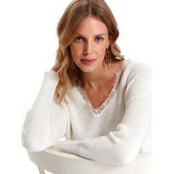 Sweter z koronką przy dekolcie. Białe swetry damskie Top Secret, na wiosnę, w koronkowe wzory, z bawełny, bez rękawów, bez kaptura. W wyprzedaży za 69,99 zł.