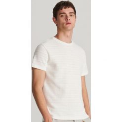 Dzianinowy T-shirt - Biały. Białe t-shirty męskie Reserved, s, bez wzorów, z dzianiny, bez kołnierzyka. Za 79,99 zł.