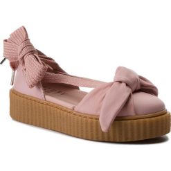 Półbuty PUMA - Bow Creeper Sandal 365794 01 Silver Pink/Pink/Oatmeal. Czerwone półbuty damskie na koturnie Puma, z materiału. W wyprzedaży za 349,00 zł.