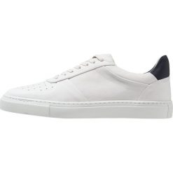 Filippa K ROBERT Sneakersy niskie white. Białe sneakersy męskie marki Filippa K, bez wzorów, ze skóry, bez zapięcia. Za 969,00 zł.
