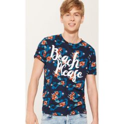 T-shirt w tropikalne kwiaty - Granatowy. Niebieskie t-shirty męskie marki House, l, w kwiaty. W wyprzedaży za 29,99 zł.
