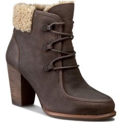 Botki UGG - W Analise 1008741 W/Lge. Brązowe botki damskie na obcasie marki Ugg, z nubiku, eleganckie, na sznurówki. W wyprzedaży za 519,00 zł.