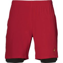 Spodenki Asics 2-N-1 7 Inch Short M Czarno-Czerwone. Czerwone spodenki sportowe męskie marki Asics, m, bez wzorów, eleganckie, do biegania. Za 199,99 zł.