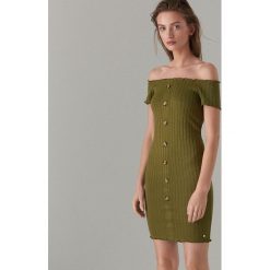 Sukienka bodycon z prostym dekoltem - Khaki. Brązowe sukienki damskie Mohito, na co dzień, s, bez wzorów, bez kołnierzyka, bez rękawów, proste. Za 79,99 zł.